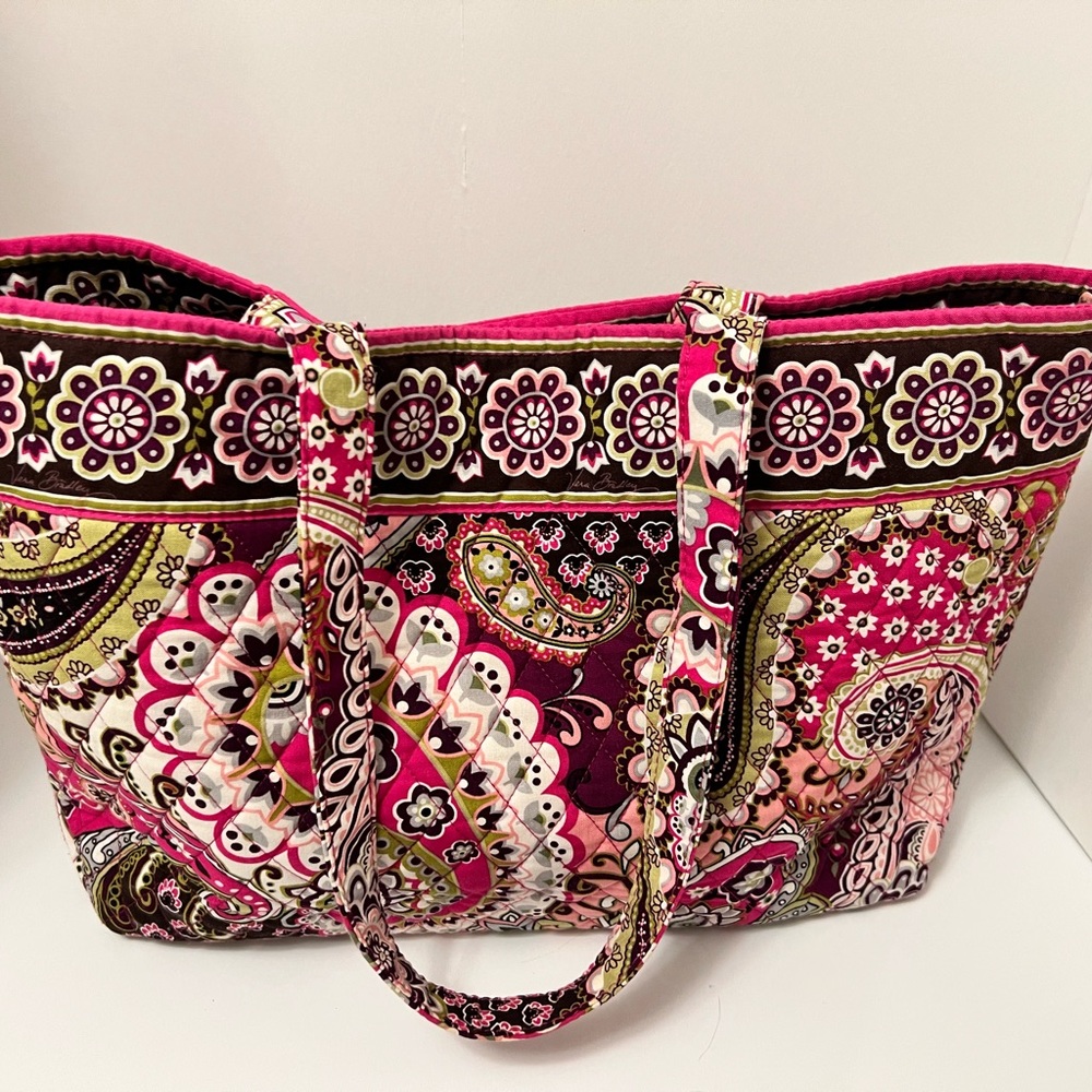 Super cute pink paisley Vera Bradley shoulder bag!